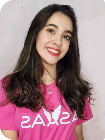 Mulher branca, sorrindo, com cabelos médios, vestindo a camiseta rosa do Asaas.